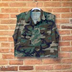Camo cropped sleeveless distressed jacket